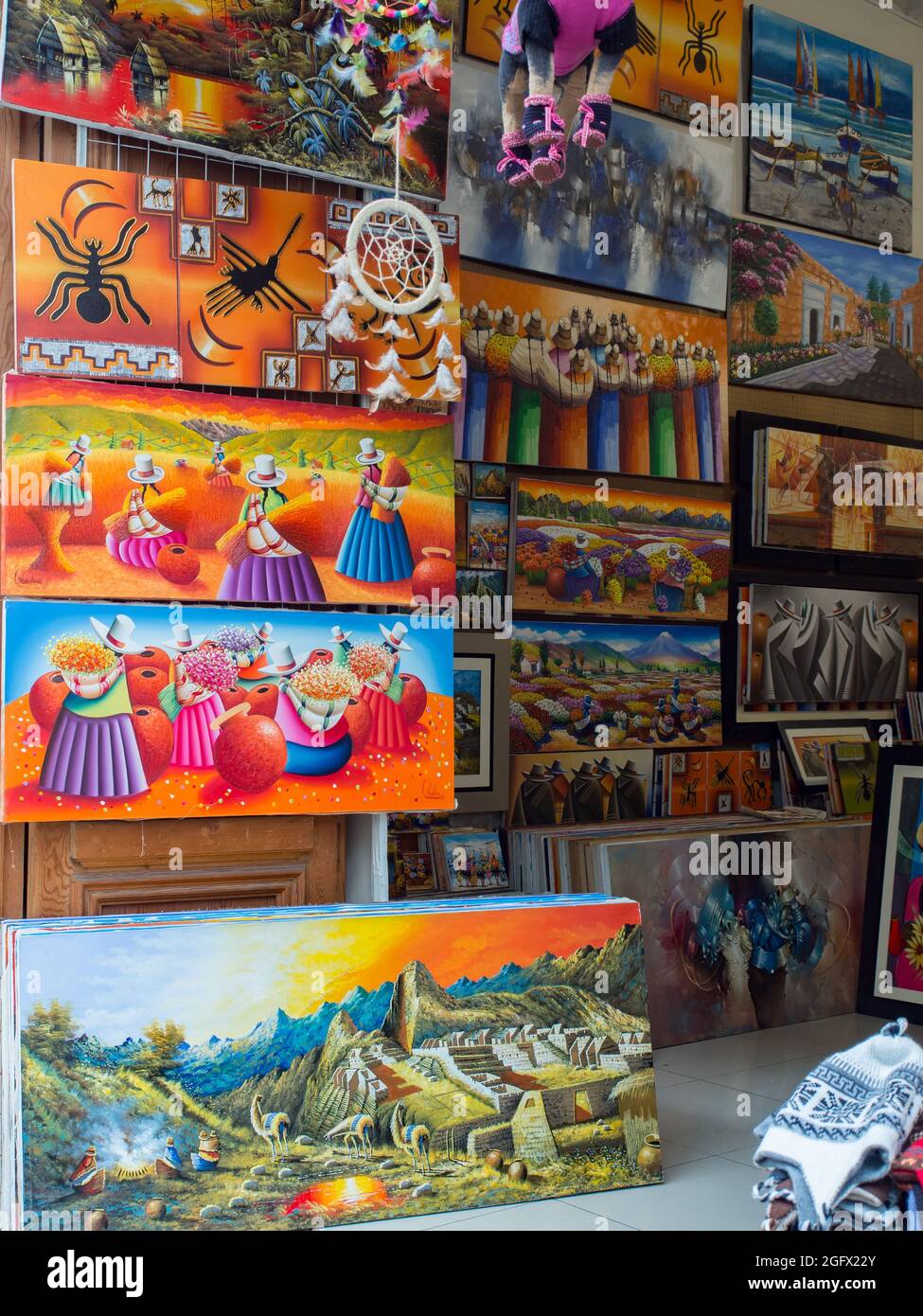 Lima, Perù - Sep, 2017: Background. Set di dipinti colorati sul mercato di Lima. Sud America Foto Stock