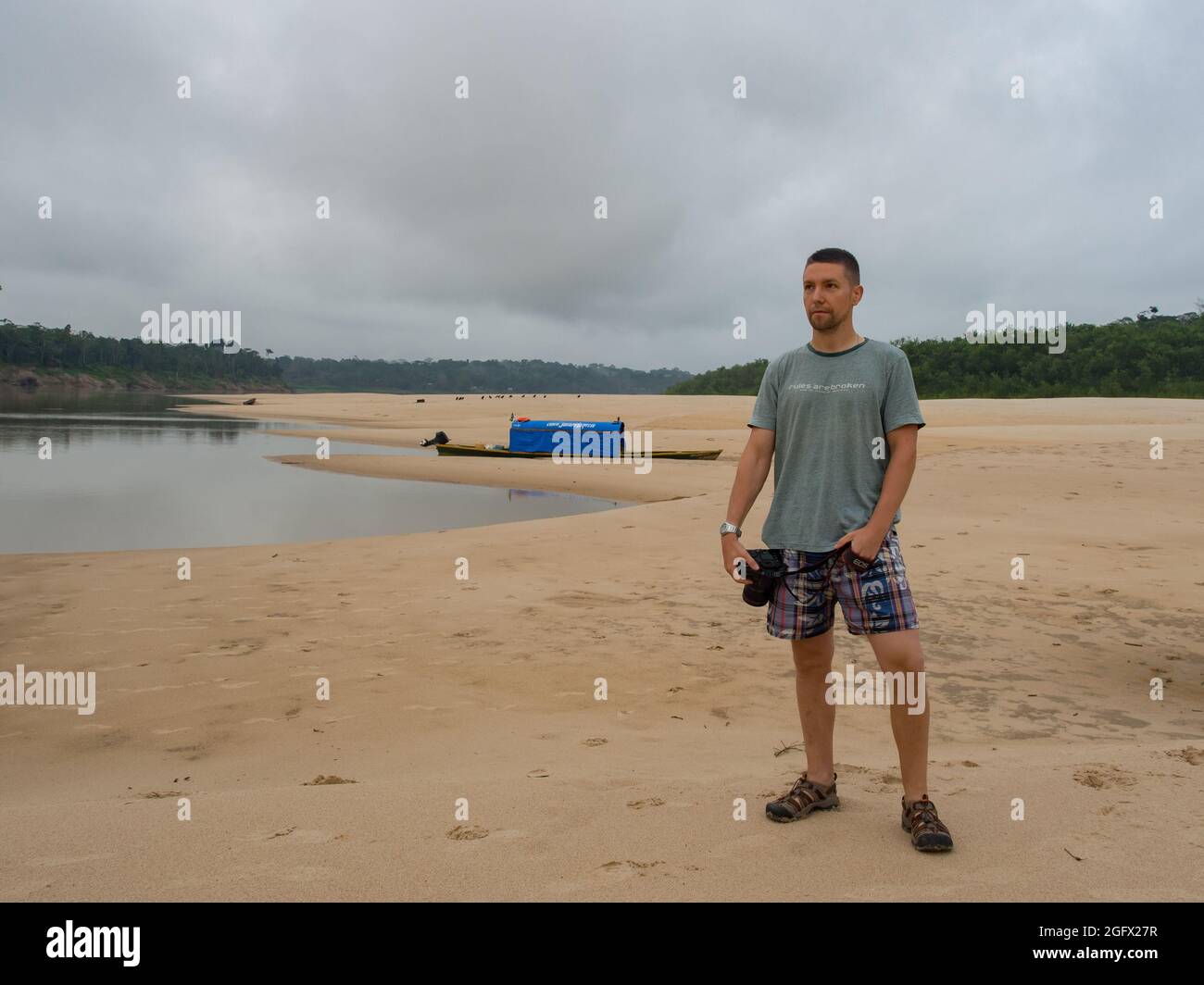 Selva, Brasile- Set, 2017: Uomo caucasico sulla spiaggia nella foresta pluviale amazzonica durante la bassa stagione d'acqua. Giungla Amazzonica - polmoni verdi del mondo. BR Foto Stock