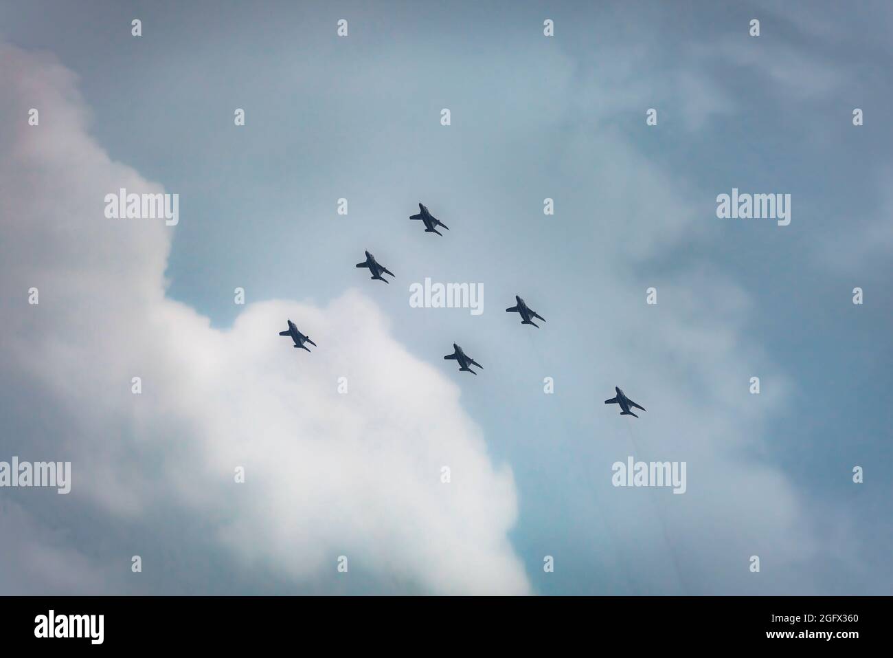 tokyo, giappone - agosto 24 2021: Squadrone dell'aviazione giapponese della Japan Air Self-Defense Force con impulso blu nella formazione delta volare nel cielo o Foto Stock