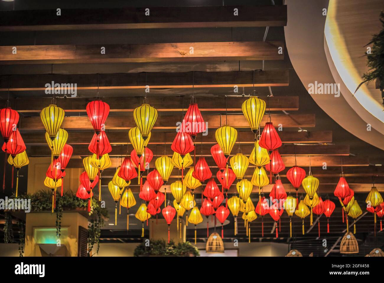 Lanterne colorate brillano sul soffitto del centro commerciale a ho Chi Minh City, Vietnam Foto Stock