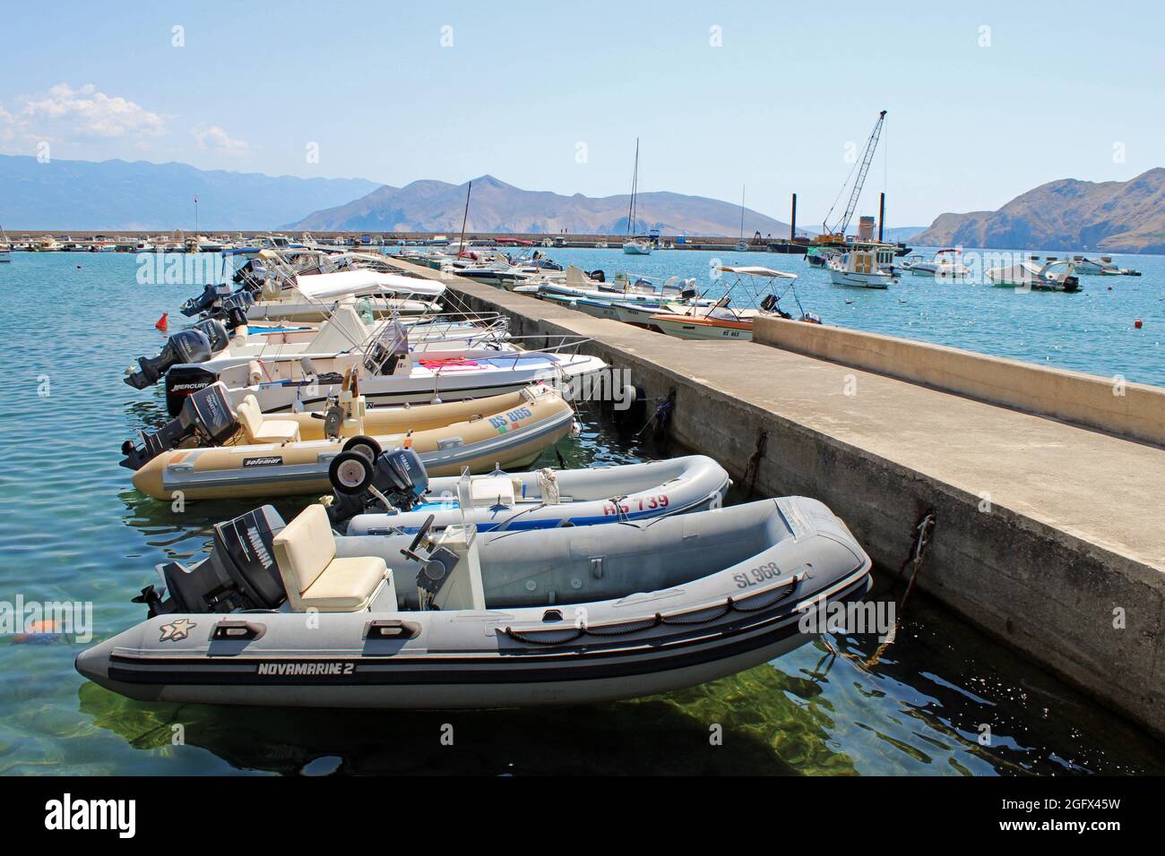 Baska, isola di Krk, spiagge della costa adriatica, porto turistico, rifugio per barche e navi, Croazia Foto Stock