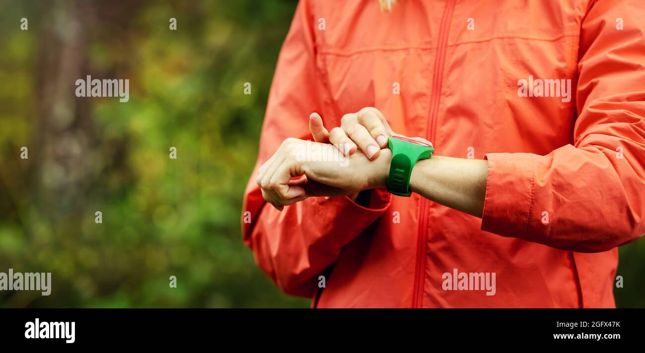 donna controlla i risultati sullo smartwatch dopo l'allenamento all'aperto. spazio copia Foto Stock