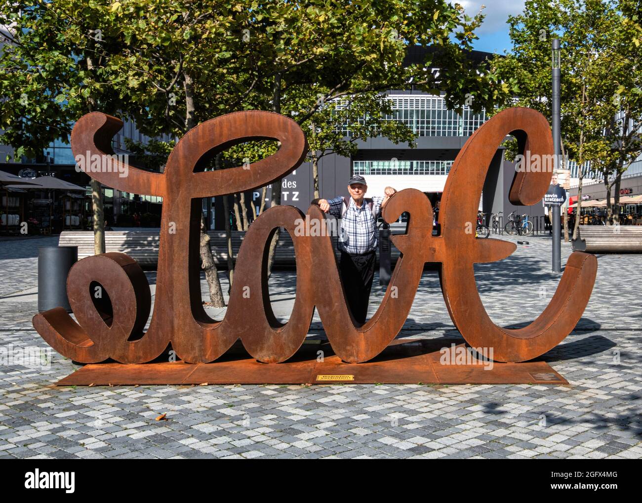 Amore odio Ambigram scultura di mia Florentine Weiss su Mercedes-Platz 1, Mühlenstraße, Friedrichshain, Berlino. Progetto culturale paneuropeo Foto Stock