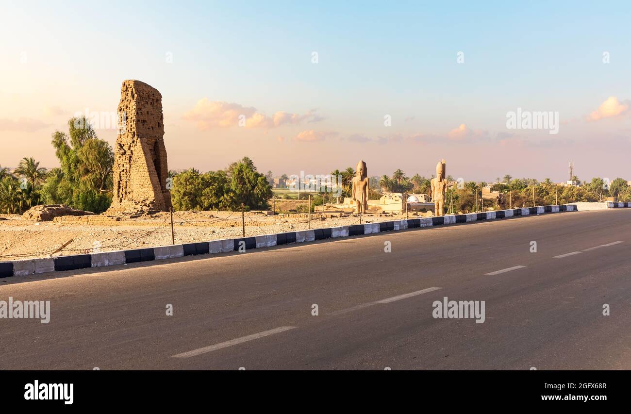 Strada per la Valle dei Re e antiche statue e tombe egiziane lungo il tragitto, Luxor. Foto Stock