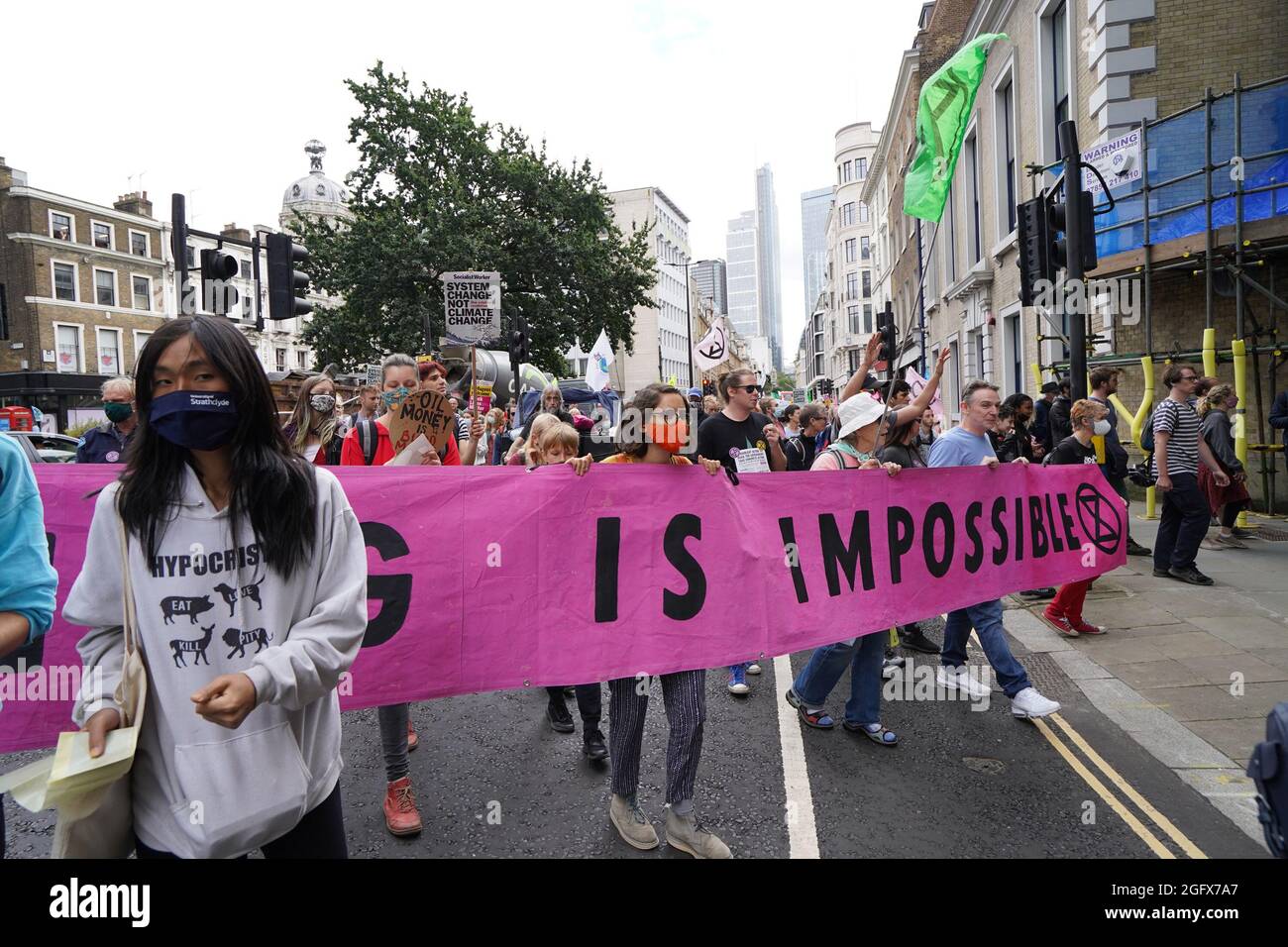 Una protesta della ribellione di estinzione attraversa la città di Londra. Data foto: Venerdì 27 agosto 2021. Foto Stock