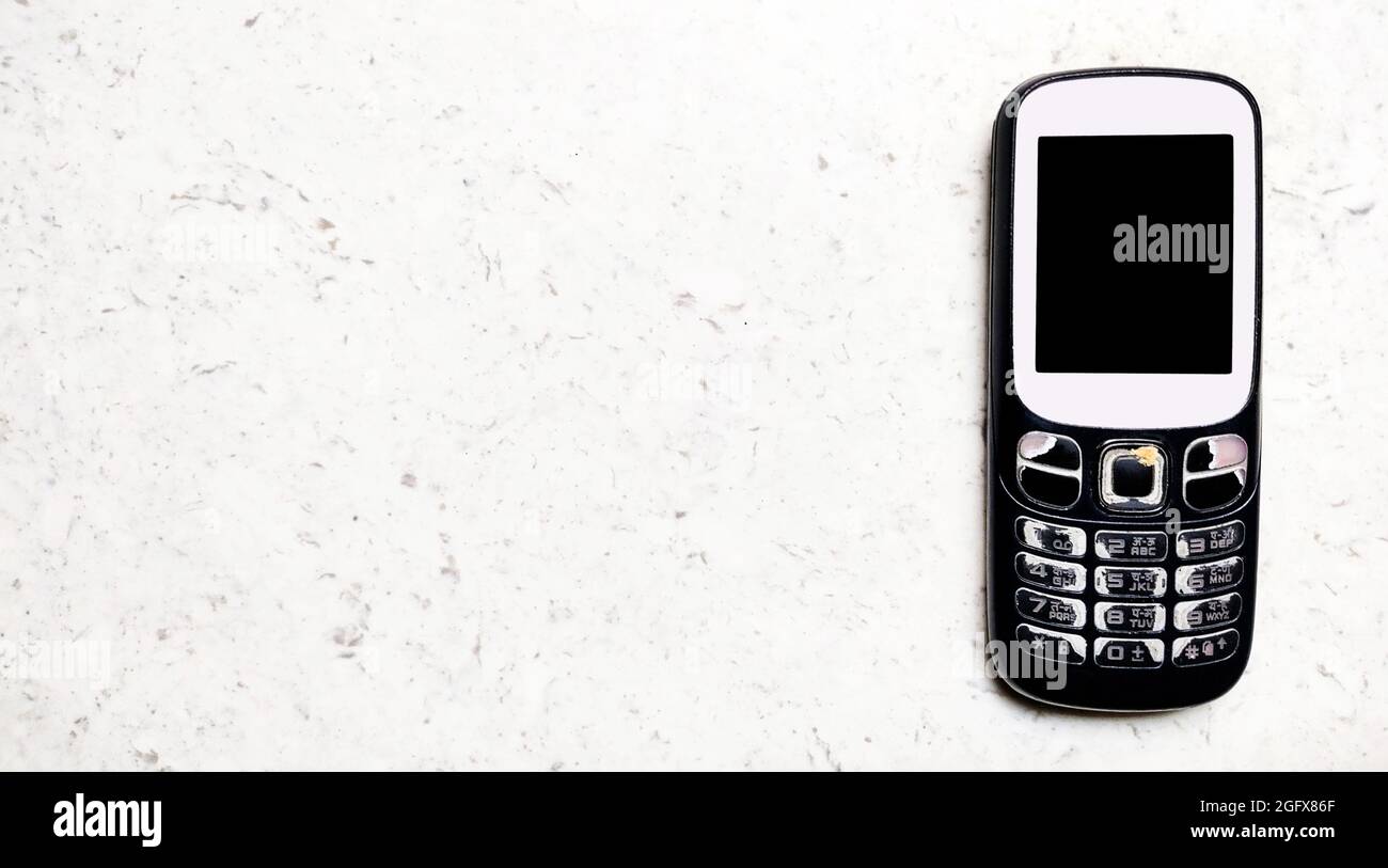 cellulare vintage con copyspace su sfondo bianco Foto Stock