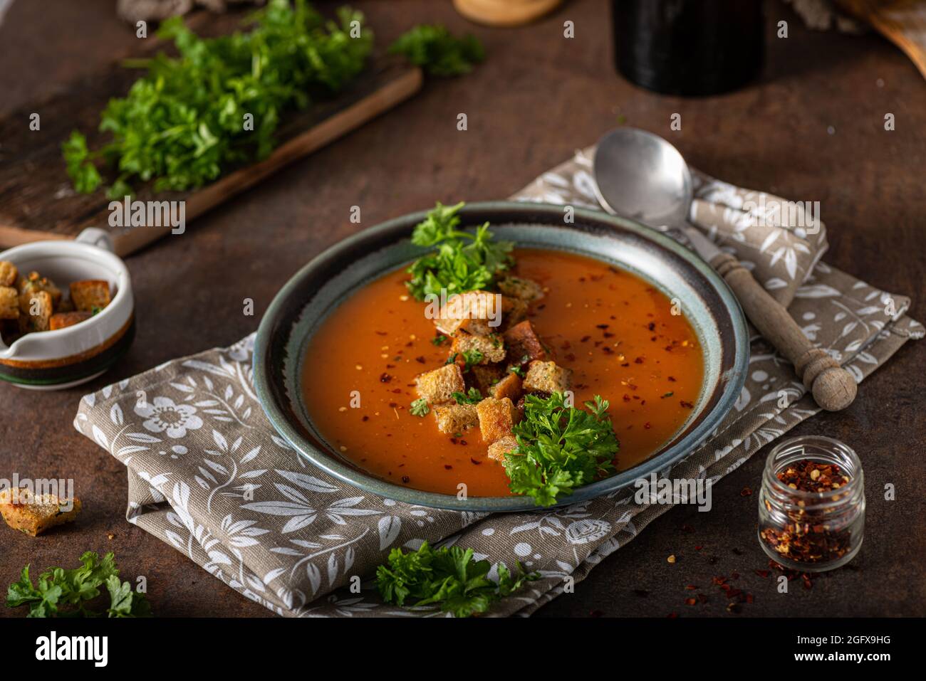 Zuppa di goulash con pane croccante, erbe all'aglio Foto Stock