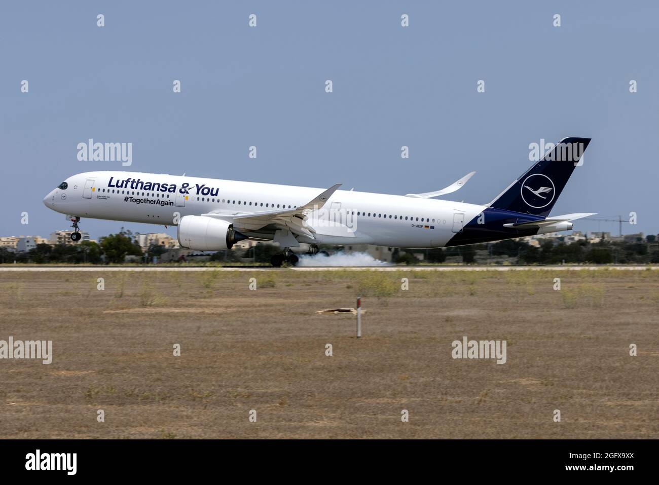 Lufthansa Airbus A350-941 (Reg.: D-AIXP) con i titoli 'Lufthansa e voi' arrivando da un volo di 12 ore da New York JFK. Foto Stock