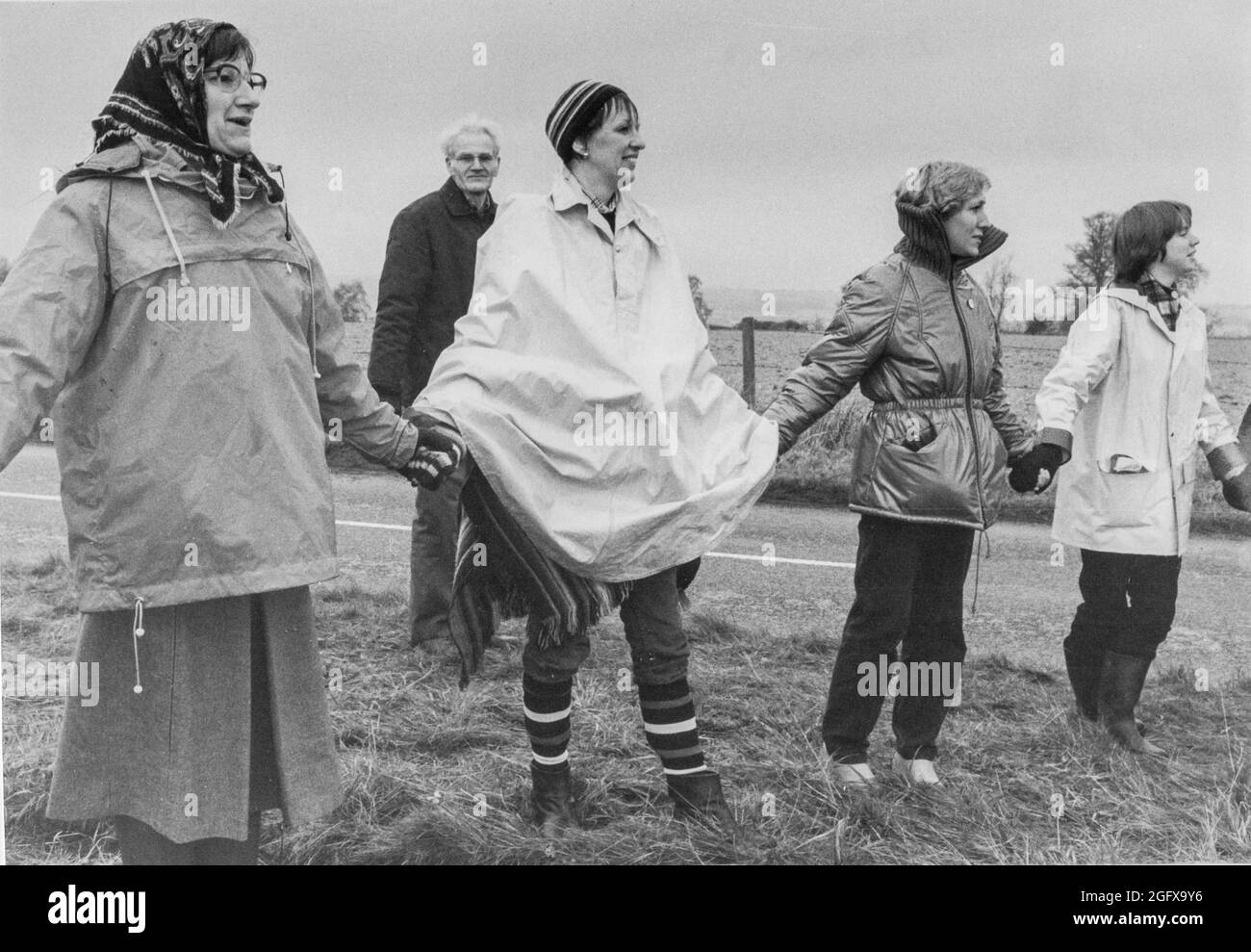 "Abbraccia la base" giorno d'azione Greenham Common Womens Peace Camp 12-13 dicembre 1982. Oltre 30,000 donne circondano Greenham Air base. Foto Stock