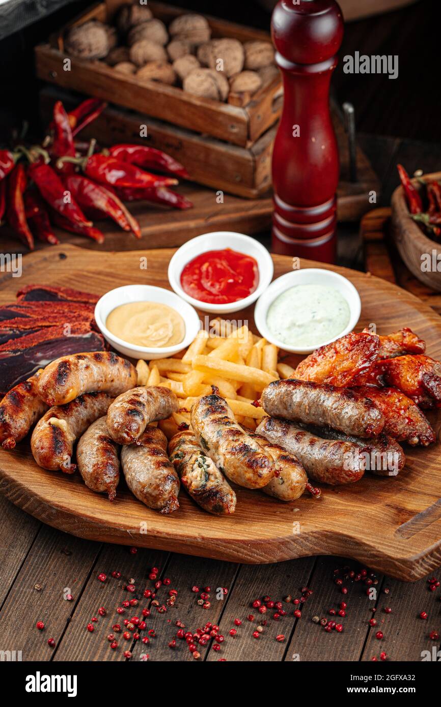 Vassoio in legno di antipasti di birra assortiti Foto Stock