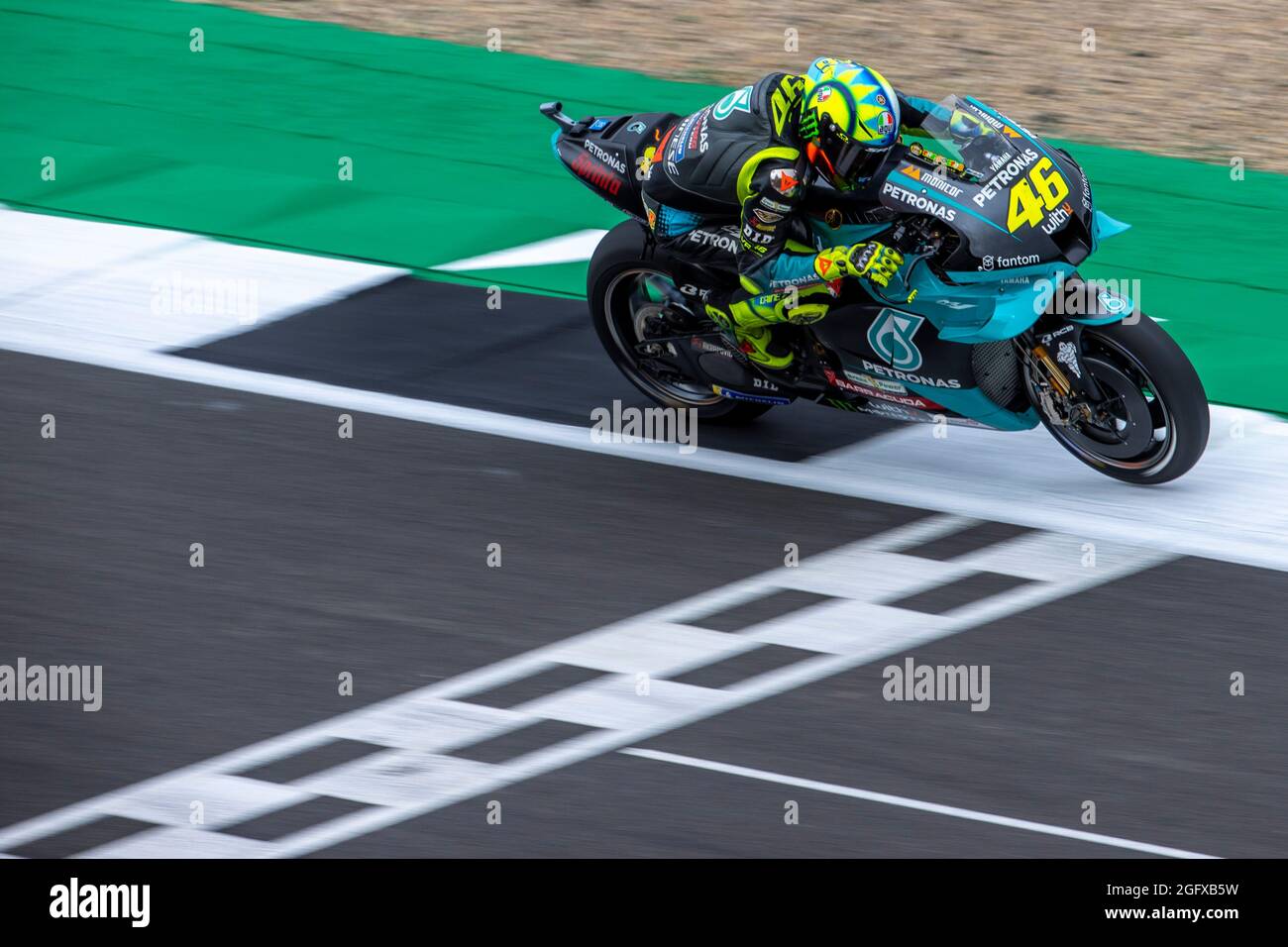 Silverstone Circuit, Silverstone, Northamptonshire, Regno Unito. 27 ago 2021. MotoGP Gran Premio di Gran Bretagna, giorno di pratica; il pilota della Yamaha SRT di Petronas Franco Valentino Rossi sulla sua Yamaha YZR-M1 cavalca la sua ultima gara MotoGP questo fine settimana Credit: Action Plus Sports/Alamy Live News Foto Stock