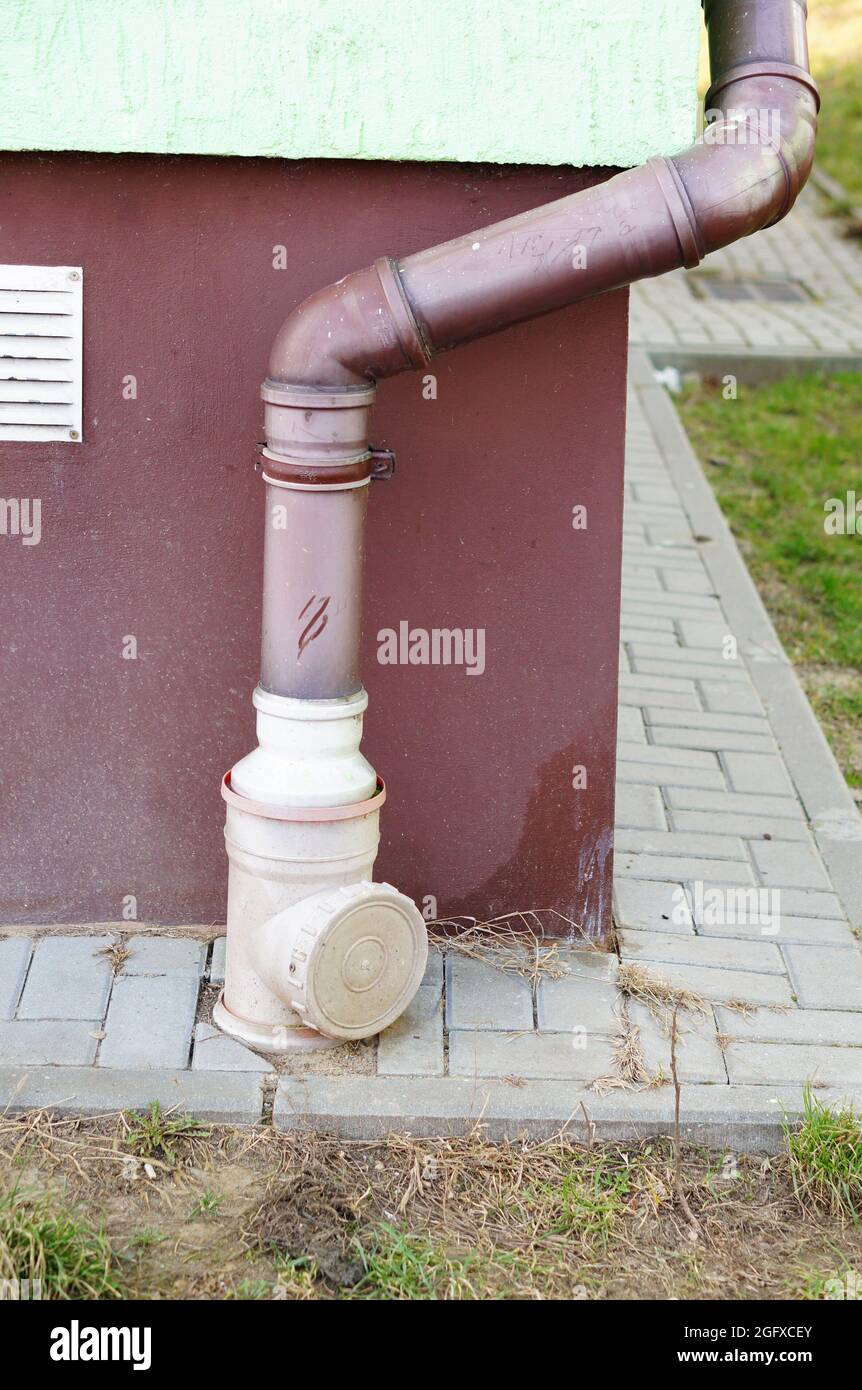 Primo piano di un tubo di drenaggio sulla parete dell'edificio residenziale Foto Stock
