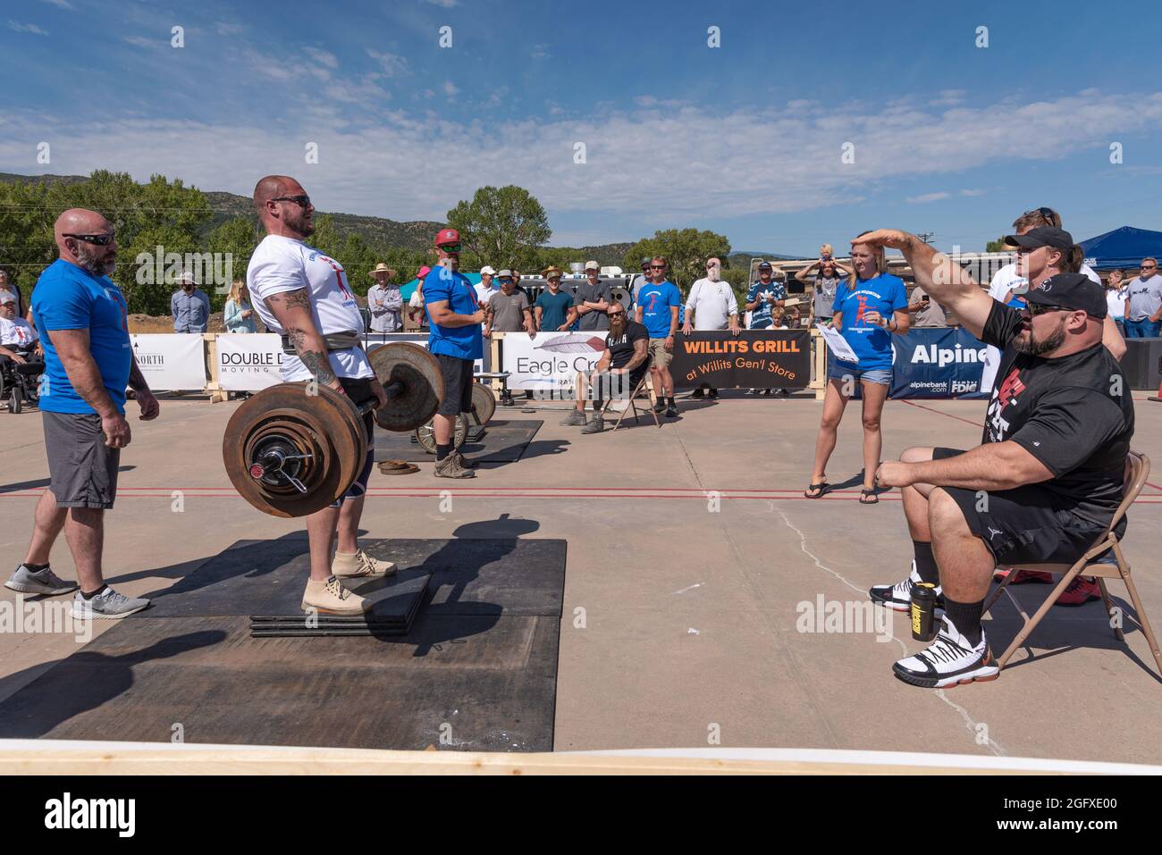 CARBONDALE, CO-17 agosto 2019 Brian Shaw (r), quattro volte vincitore del concorso World's Strongest Man, giudici di powerlifting a Crown Mountain Strongman, USA Foto Stock CARBONDALE, CO-17 agosto 2019 Brian Shaw (r), quattro volte vincitore del concorso World's Strongest Man, giudici di powerlifting a Crown Mountain Strongman, USA Foto Stock