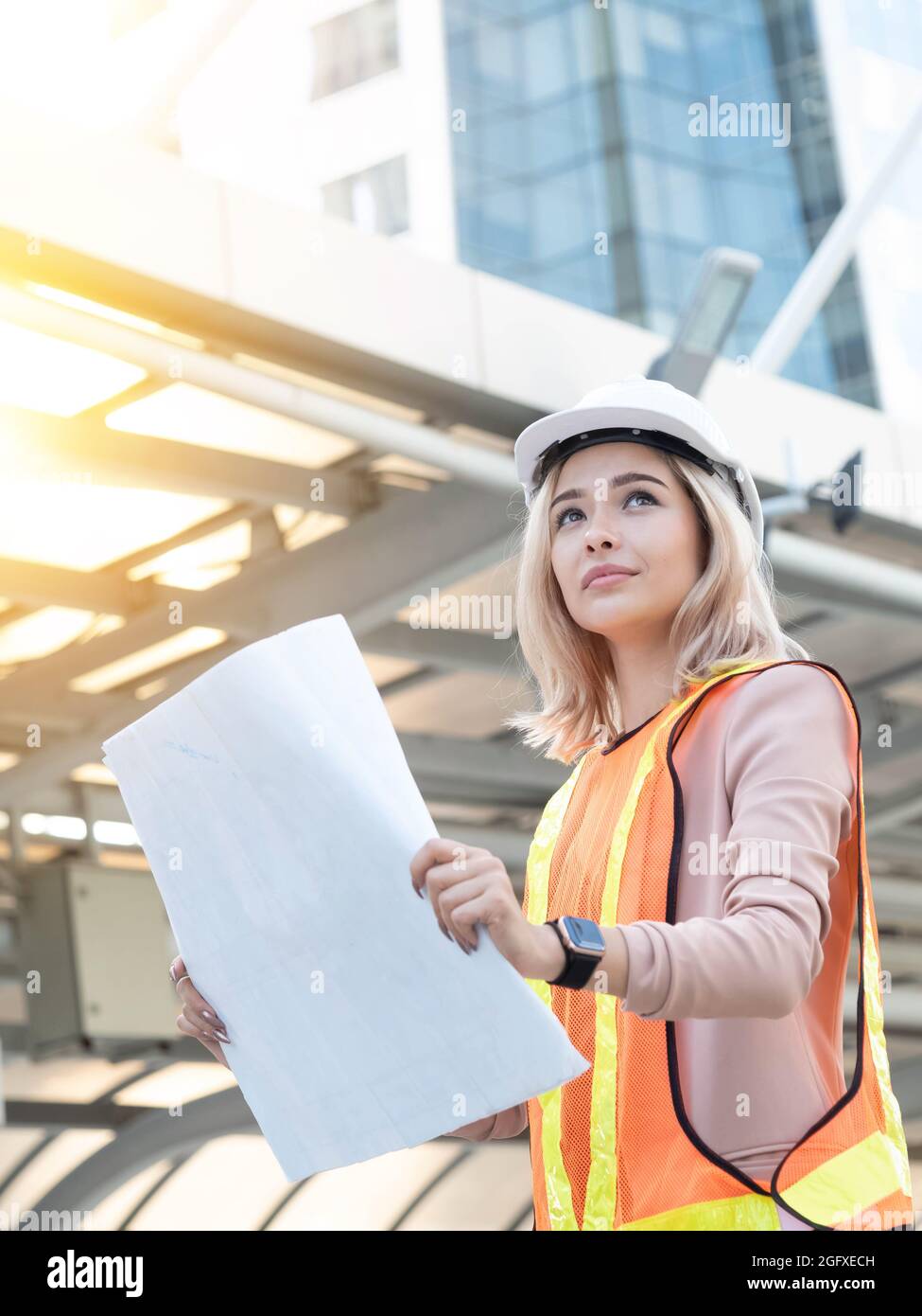 Uomo uomo ingegnere donna d'affari donna manager indossare sicurezza lavoro lavoro rapporto disegnare schizzo guardare sito progetto industria costruzione tecnologia digitale impor Foto Stock