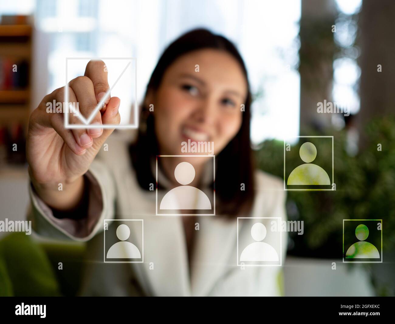 Businesswoman manager azienda ufficio touchscreen sta puntando dito matita scelta stategy tecnologia digitale business risorse umane hr gestione ic Foto Stock