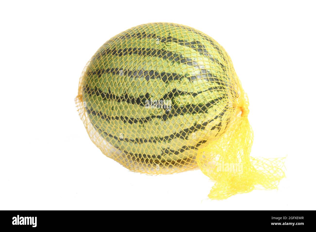 cocomero in un sacchetto di corda isolato su sfondo bianco. Concetto di cibo sano Foto Stock