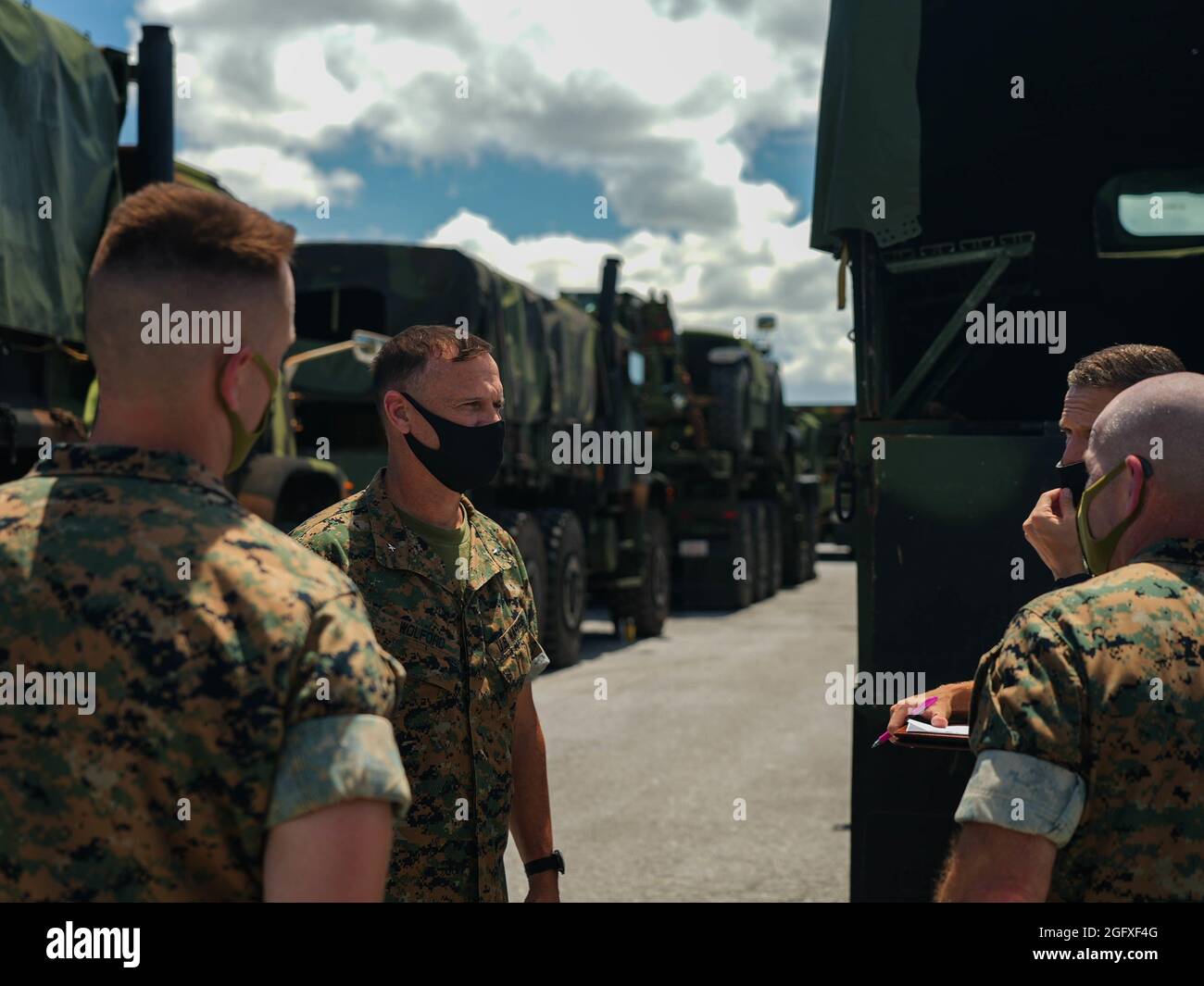 Ponte del corpo Marino degli Stati Uniti. Il Gen. Brian Wolford, comandante generale del 3d Marine Logistics Group, ispeziona le truppe durante un'ispezione integrata a risposta rapida alla base aerea di Kadena, Okinawa, Giappone, 25 agosto 2021. Le ispezioni di routine con preavviso breve assicurano che i MEF Marines III rimangano pronti a implementare e mantenere rapidamente la sicurezza regionale nell'Indo-Pacifico. 3d MLG, con sede a Okinawa, in Giappone, è un'unità di combattimento implementata in avanti che funge da backbone di supporto completo per la logistica e il servizio di combattimento della III Marine Expeditionary Force per le operazioni in tutta l'area di responsabilità Indo-Pacific. (U Foto Stock Ponte del corpo Marino degli Stati Uniti. Il Gen. Brian Wolford, comandante generale del 3d Marine Logistics Group, ispeziona le truppe durante un'ispezione integrata a risposta rapida alla base aerea di Kadena, Okinawa, Giappone, 25 agosto 2021. Le ispezioni di routine con preavviso breve assicurano che i MEF Marines III rimangano pronti a implementare e mantenere rapidamente la sicurezza regionale nell'Indo-Pacifico. 3d MLG, con sede a Okinawa, in Giappone, è un'unità di combattimento implementata in avanti che funge da backbone di supporto completo per la logistica e il servizio di combattimento della III Marine Expeditionary Force per le operazioni in tutta l'area di responsabilità Indo-Pacific. (U Foto Stock
