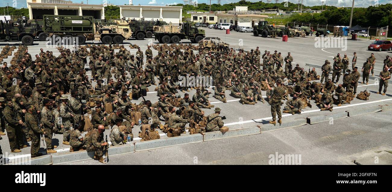 Ponte del corpo Marino degli Stati Uniti. Il Gen. Brian Wolford, comandante generale del 3d Marine Logistics Group, parla con Marines e marinai della 3d MLG and 3d Marine Division durante un'ispezione integrata a risposta rapida alla Kadena Air base di Okinawa, Giappone, 25 agosto 2021. Le ispezioni di routine con preavviso breve assicurano che i MEF Marines III rimangano pronti a implementare e mantenere rapidamente la sicurezza regionale nell'Indo-Pacifico. 3d MLG, con sede a Okinawa, in Giappone, è un'unità di combattimento implementata in avanti che funge da backbone di supporto completo per la logistica e il servizio di combattimento della III Marine Expeditionary Force per le operazioni in corso Foto Stock Ponte del corpo Marino degli Stati Uniti. Il Gen. Brian Wolford, comandante generale del 3d Marine Logistics Group, parla con Marines e marinai della 3d MLG and 3d Marine Division durante un'ispezione integrata a risposta rapida alla Kadena Air base di Okinawa, Giappone, 25 agosto 2021. Le ispezioni di routine con preavviso breve assicurano che i MEF Marines III rimangano pronti a implementare e mantenere rapidamente la sicurezza regionale nell'Indo-Pacifico. 3d MLG, con sede a Okinawa, in Giappone, è un'unità di combattimento implementata in avanti che funge da backbone di supporto completo per la logistica e il servizio di combattimento della III Marine Expeditionary Force per le operazioni in corso Foto Stock