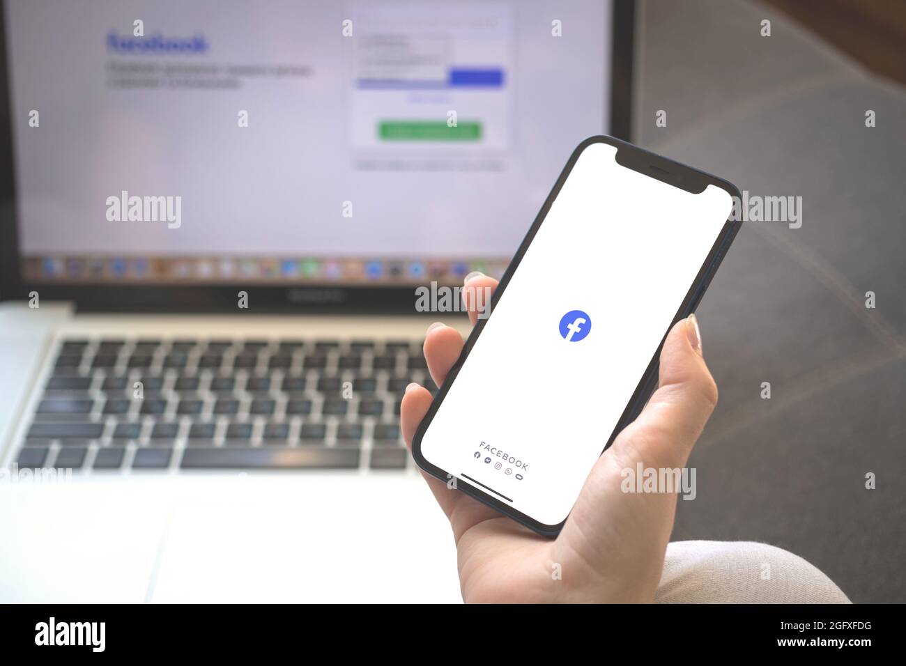 Kharkov, Ucraina - 23 agosto 2021: Logo dell'app Facebook sullo schermo del telefono cellulare. Donna che utilizza la foto dell'applicazione Facebook Foto Stock