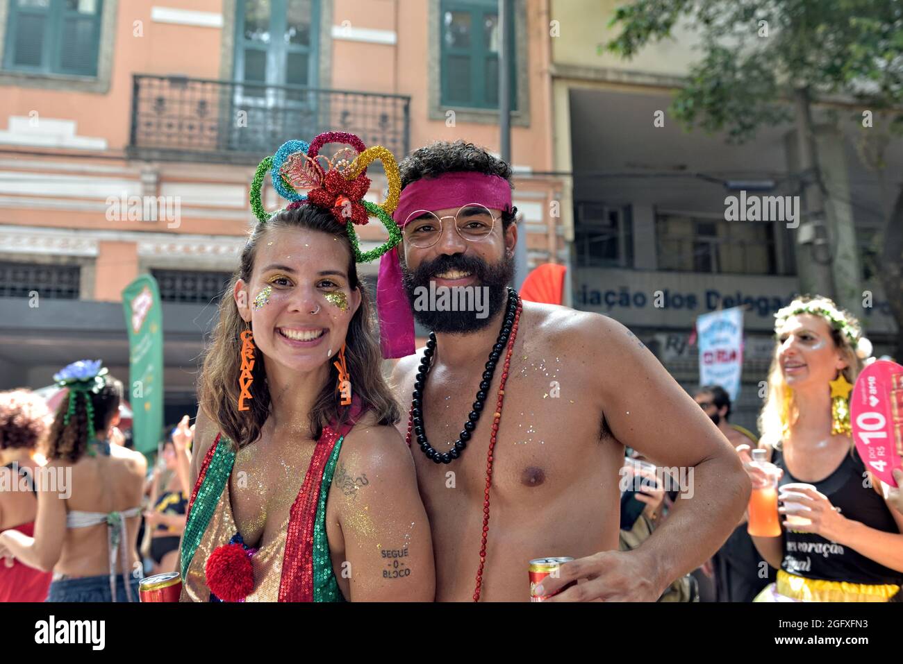 Brasile – 16 febbraio 2020: Gli amici hanno un'esplosione durante il Carnevale di strada a Rio de Janeiro, uno dei festival più famosi del mondo Foto Stock