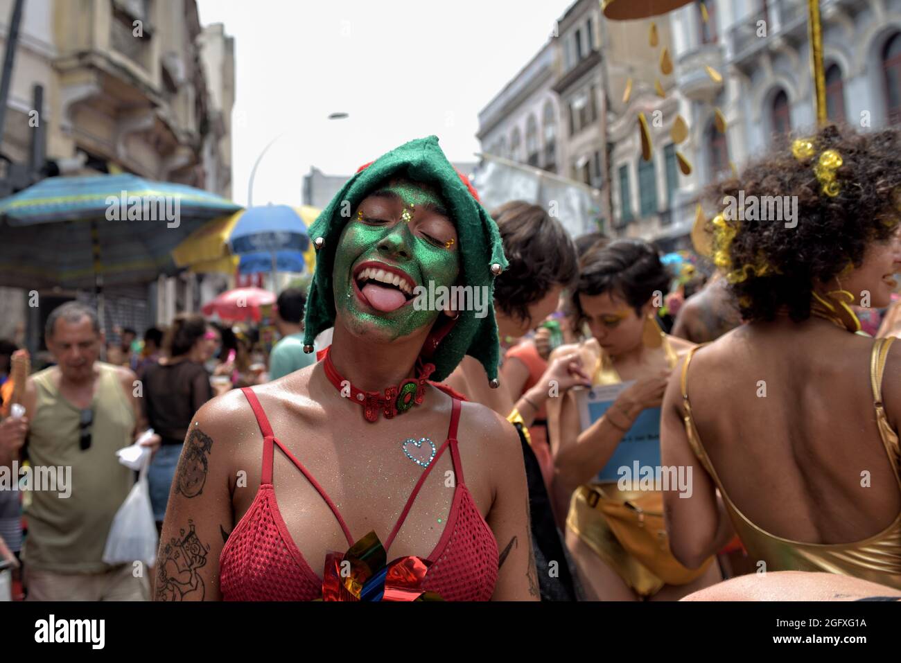 Brasile – 16 febbraio 2020: Una donna in costume attacca la lingua durante il Carnevale di Rio de Janeiro, un evento di interesse turistico internazionale Foto Stock