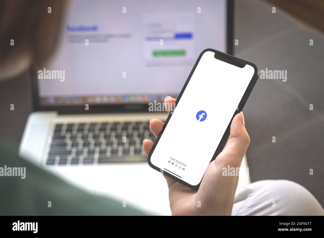 Kharkov, Ucraina - 23 agosto 2021: Donna che usa la foto di applicazione di Facebook Foto Stock