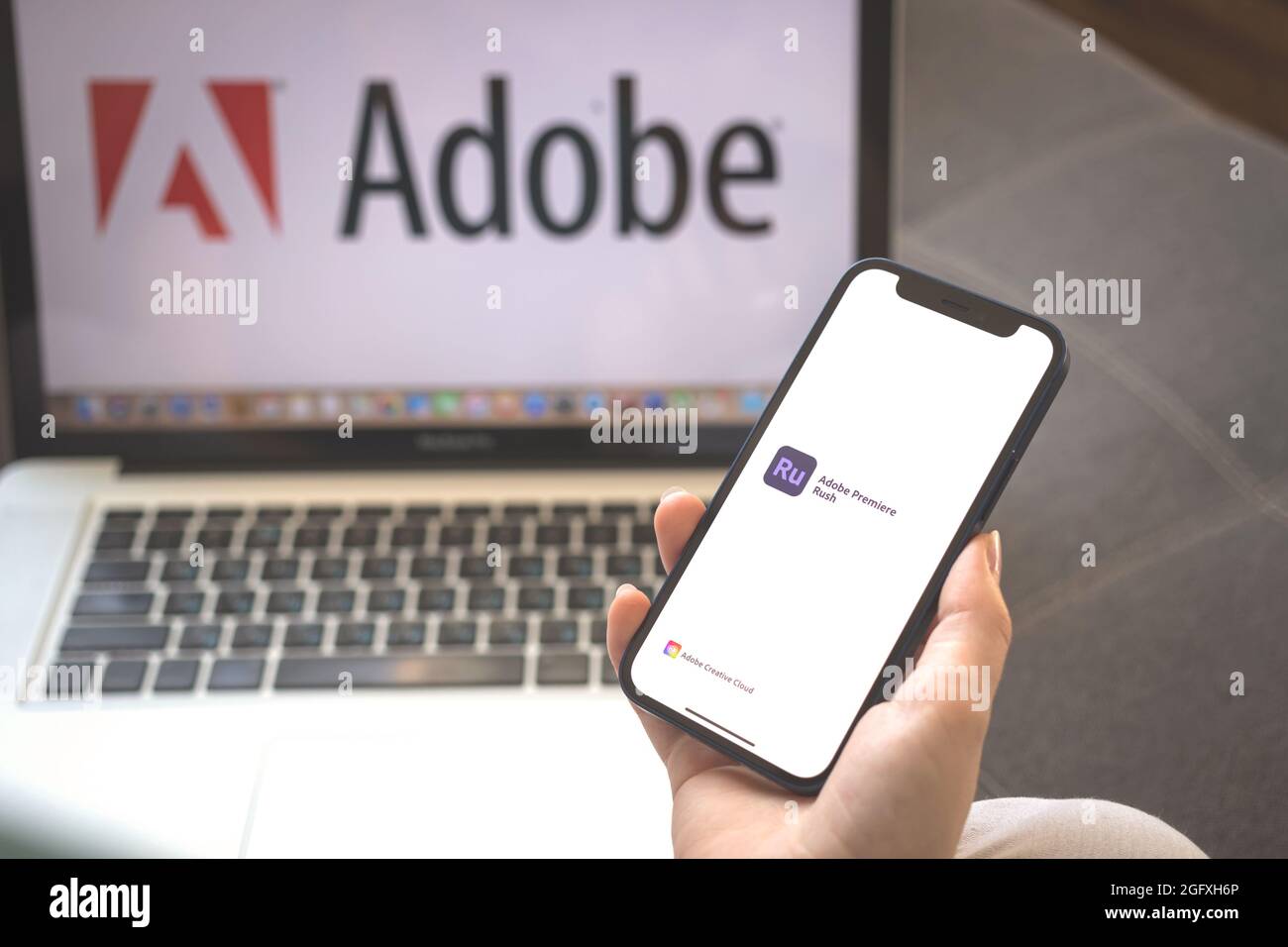 Kharkov, Ucraina - 23 agosto 2021: Logo dell'app Adobe Premiere Rush sullo schermo del telefono cellulare. Donna che utilizza la foto dell'applicazione Adobe Premiere Rush Foto Stock