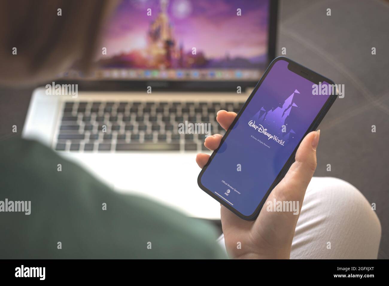 Kharkov, Ucraina - 23 agosto 2021: Donna che usa l'applicazione di Walt Disney World. Logo dell'app Walt Disney World sullo schermo del telefono cellulare, foto Foto Stock