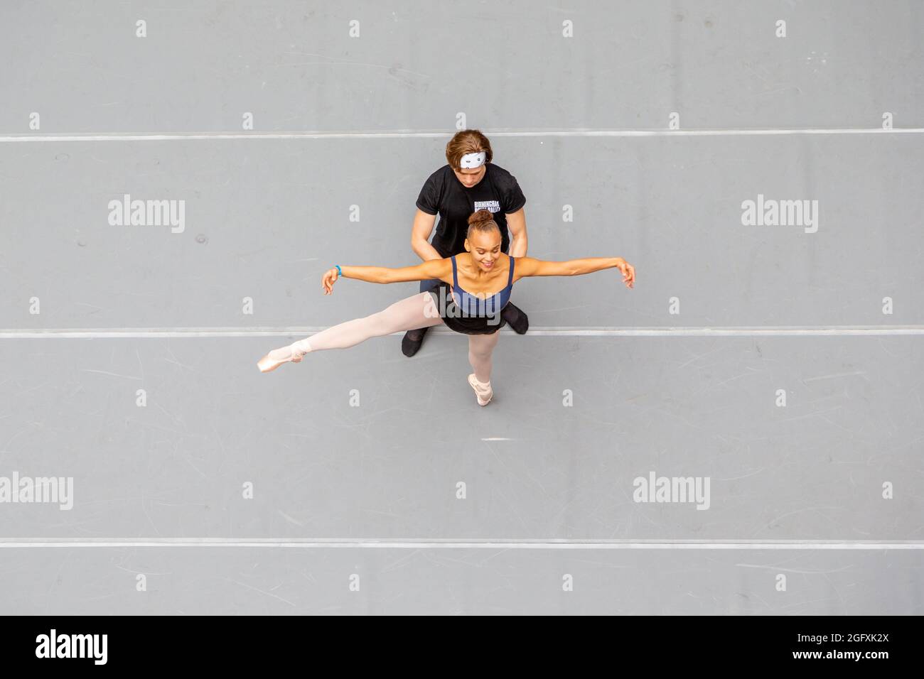 Birmingham, Regno Unito. 27 ago 2021. Prima del festival artistico annuale della città, questo fine settimana, il Birmingham Weekend, due ballerini del Birmingham Royal Ballet danno una dimostrazione di balletto agli amanti dello shopping a Bull Ring, nel centro di Birmingham. Credit: Peter Lopeman/Alamy Live News Foto Stock