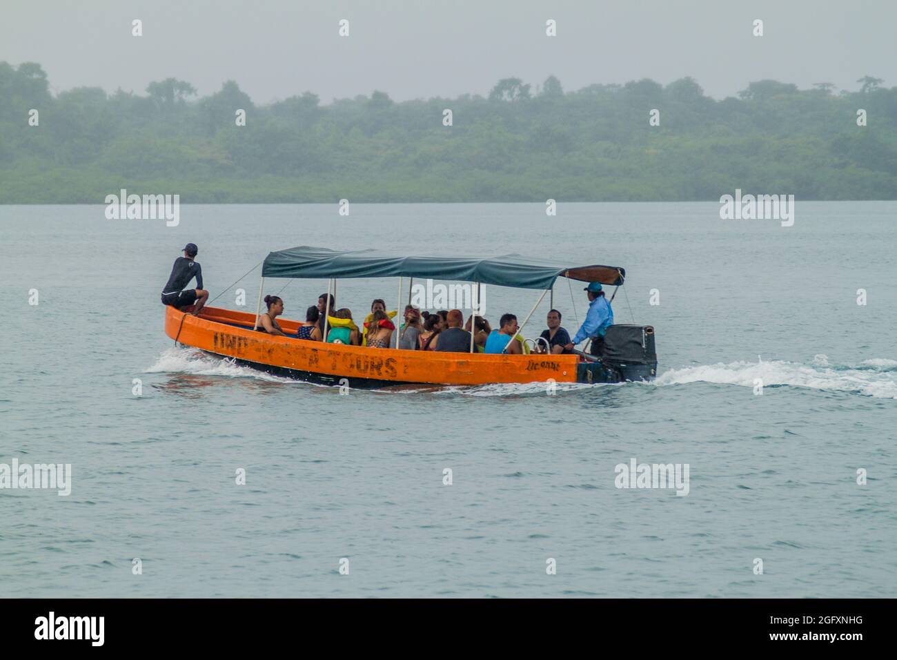 BOCAS DEL TORO, PANAMA - 21 MAGGIO 2016: Barca con turisti che visitano l'arcipelago di Bocas del Toro Foto Stock