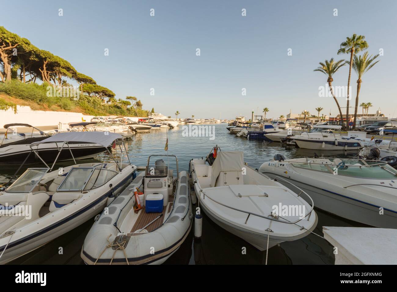 Barche ormeggiate nel porto turistico di lusso di Cabopino, Andalusia, Spagna. Foto Stock