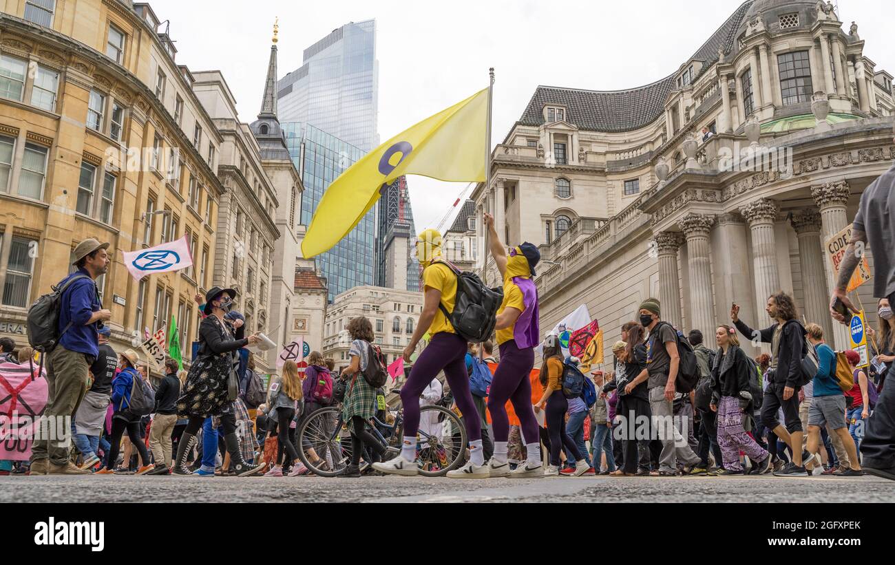 Estinzione i manifestanti della ribellione marciando attraverso la città di Londra tenendo bandiere. Londra - 27 agosto 2021 Foto Stock