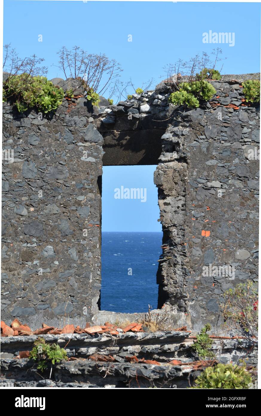 Lost Places - Window hotel Ruin sul lungomare tra 'Reis Magos' e 'Canizo de Baixo', Madeira, Portogallo Foto Stock
