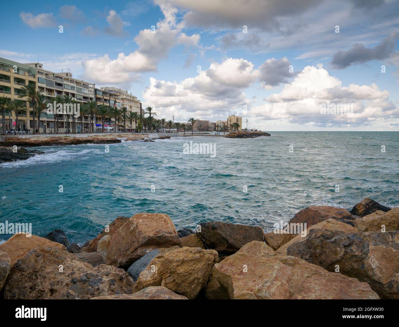 La spianata nella città mediterranea di Torrevieja, Costa Blanca, Spagna. Foto Stock