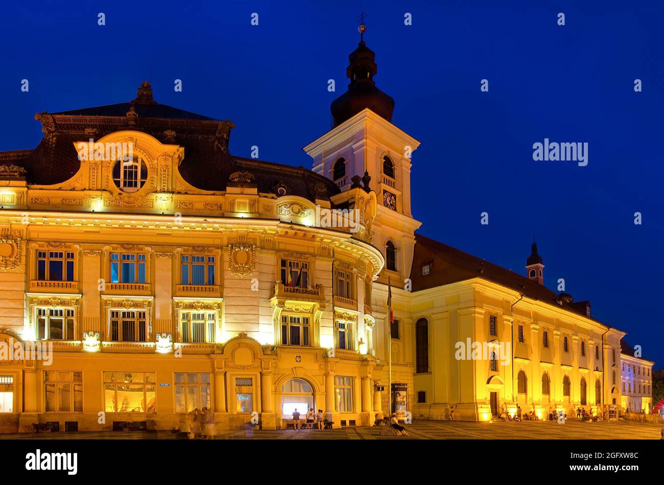 Piata Mare (Großer Platz) a Sibiu, Transsilvanien (Hermannstadt, Siebenbürgen) bei Nacht Foto Stock