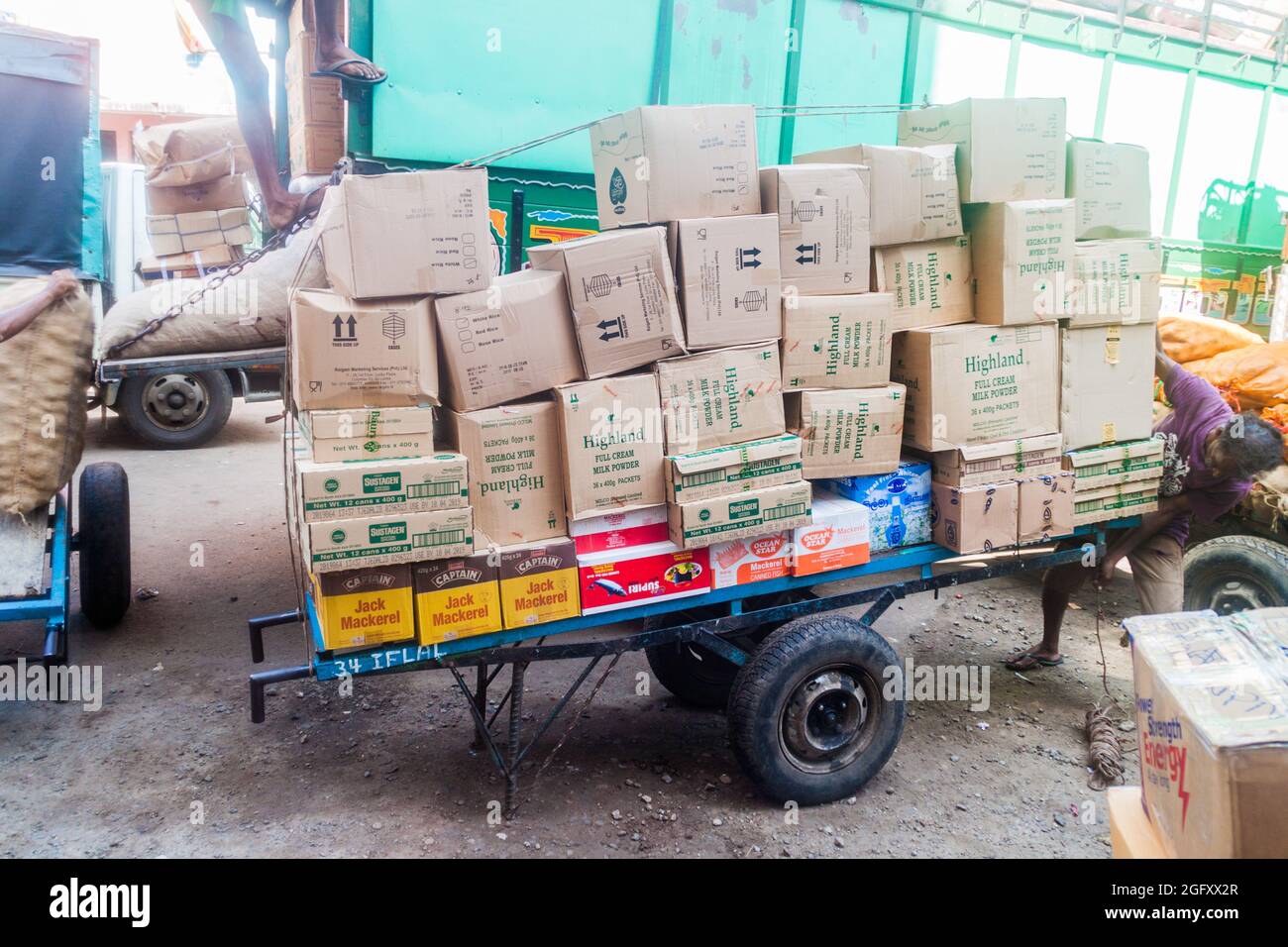 COLOMBO, SRI LANKA - 26 LUGLIO 2016: Carrello con scatole nel distretto di Pettah di Colombo, Sri Lanka Foto Stock