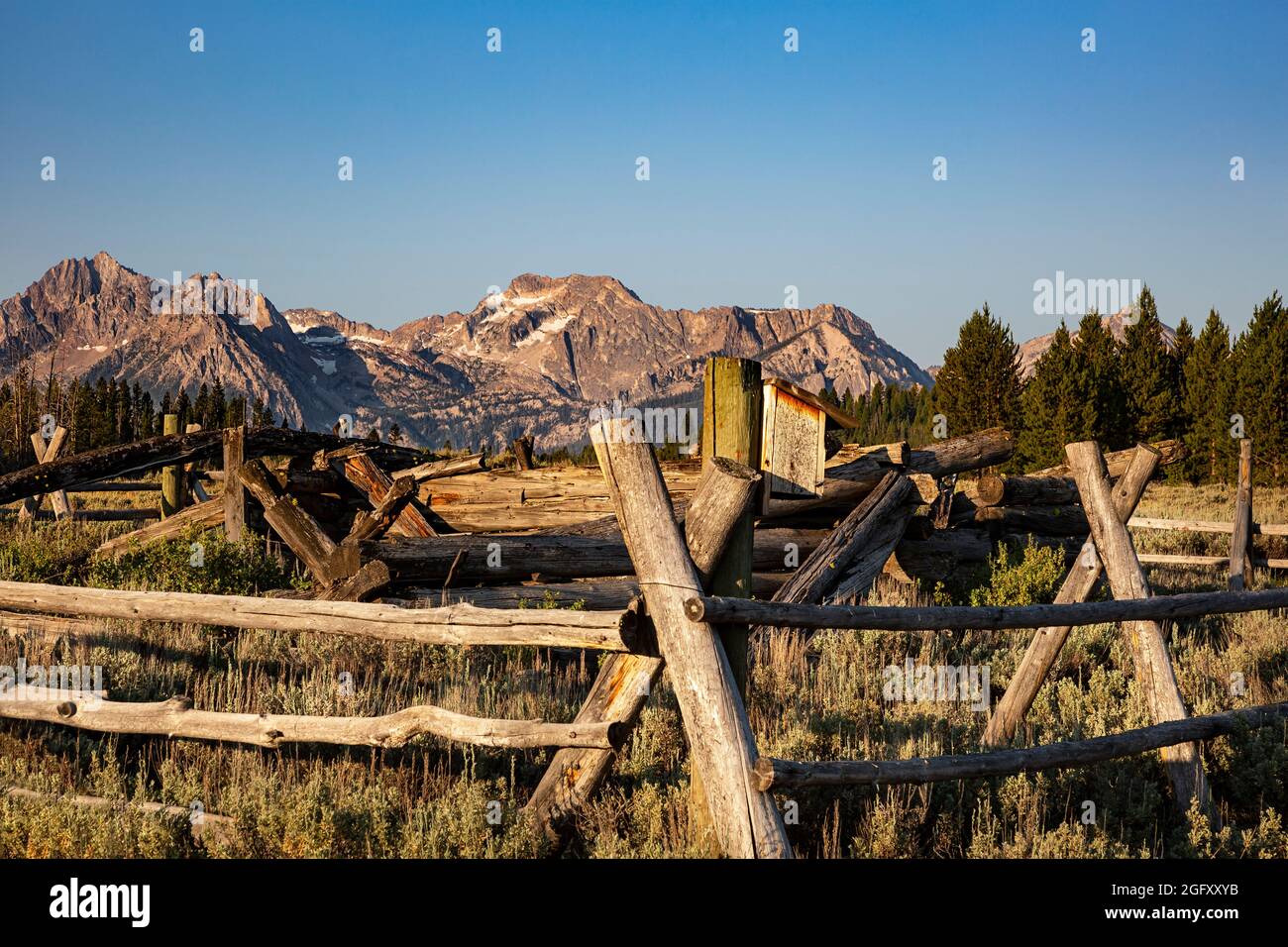 ID00851-00...IDAHO - Scherma per un vecchio Corral, con una moderna casa di uccelli aggiunta, il tutto con una vista di mattina presto della catena di Sawtooth. Foto Stock