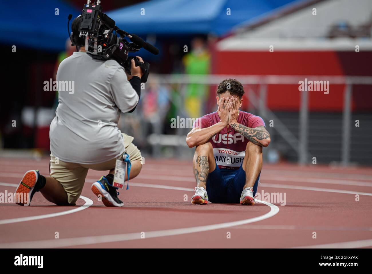 TOKYO, GIAPPONE. 27 ago 2021. Nick Mayhugh festeggia dopo aver vinto la finale Men’s 100m - T27 durante le partite di Paralimpiadi Track and Field Heats e le finali dei Tokyo 2020 allo Stadio Olimpico venerdì 27 agosto 2021 a TOKYO, GIAPPONE. Credit: Taka G Wu/Alamy Live News Foto Stock