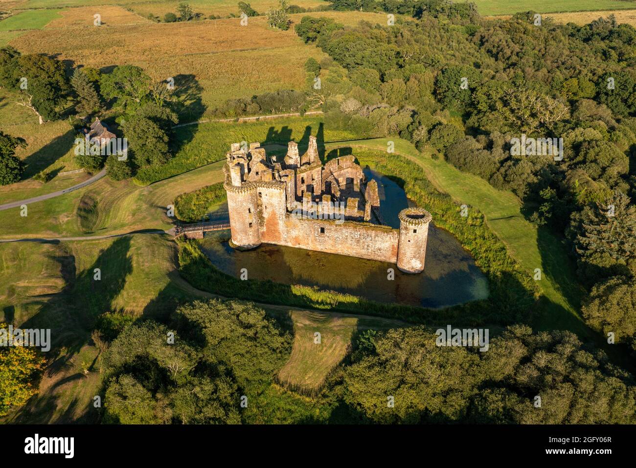 Rovine del castello di Caerlaverock ormeggiato a Dumfries & Galloway, Scozia, Regno Unito Foto Stock