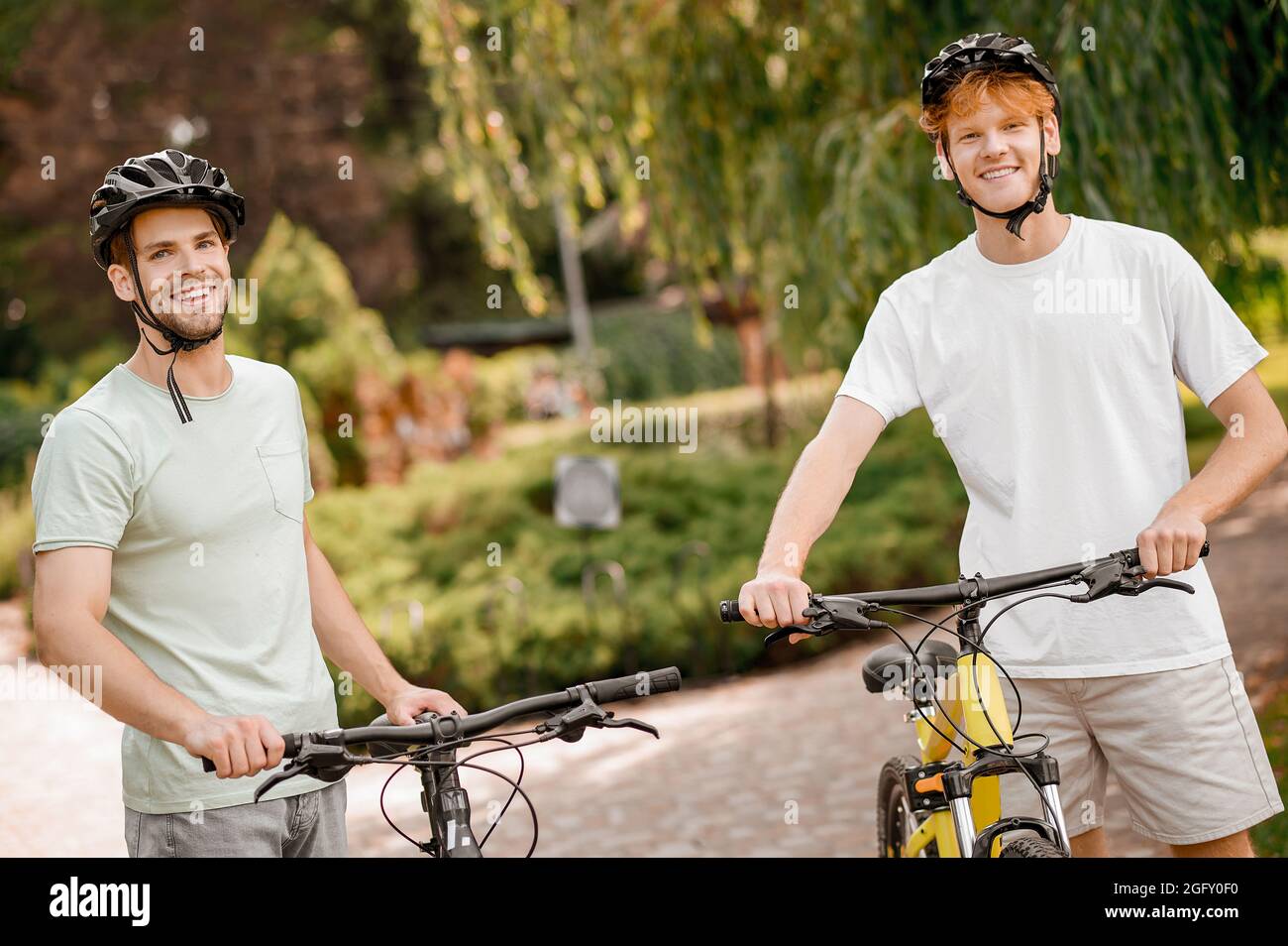 I bicyclists attraenti nella bretella protettiva che guarda avanti Foto Stock