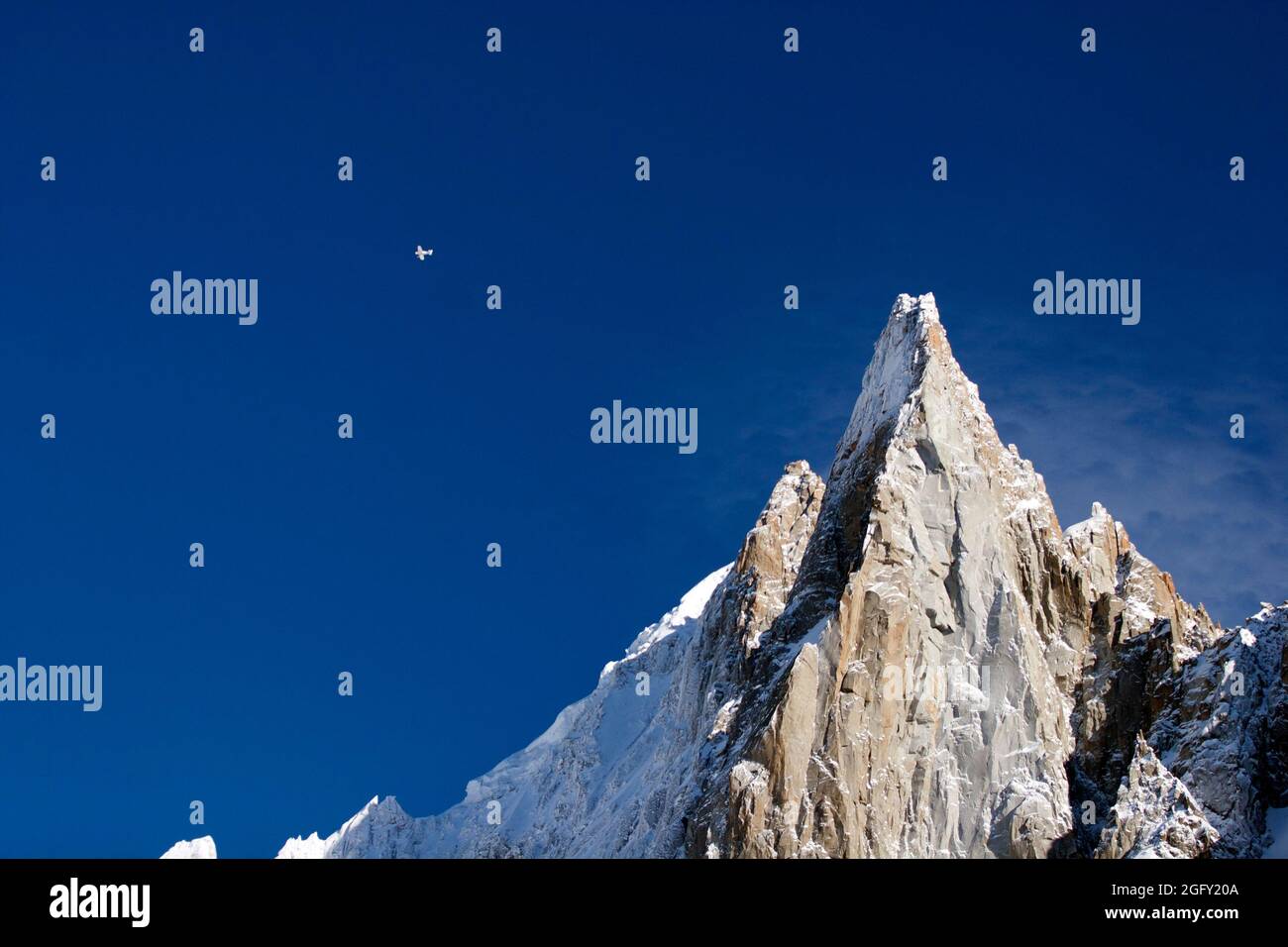 Paesaggio invernale di Aiguille de Dru, massiccio del Monte Bianco, Alpi francesi, Francia. Una delle sei grandi facce a nord delle Alpi. Foto Stock