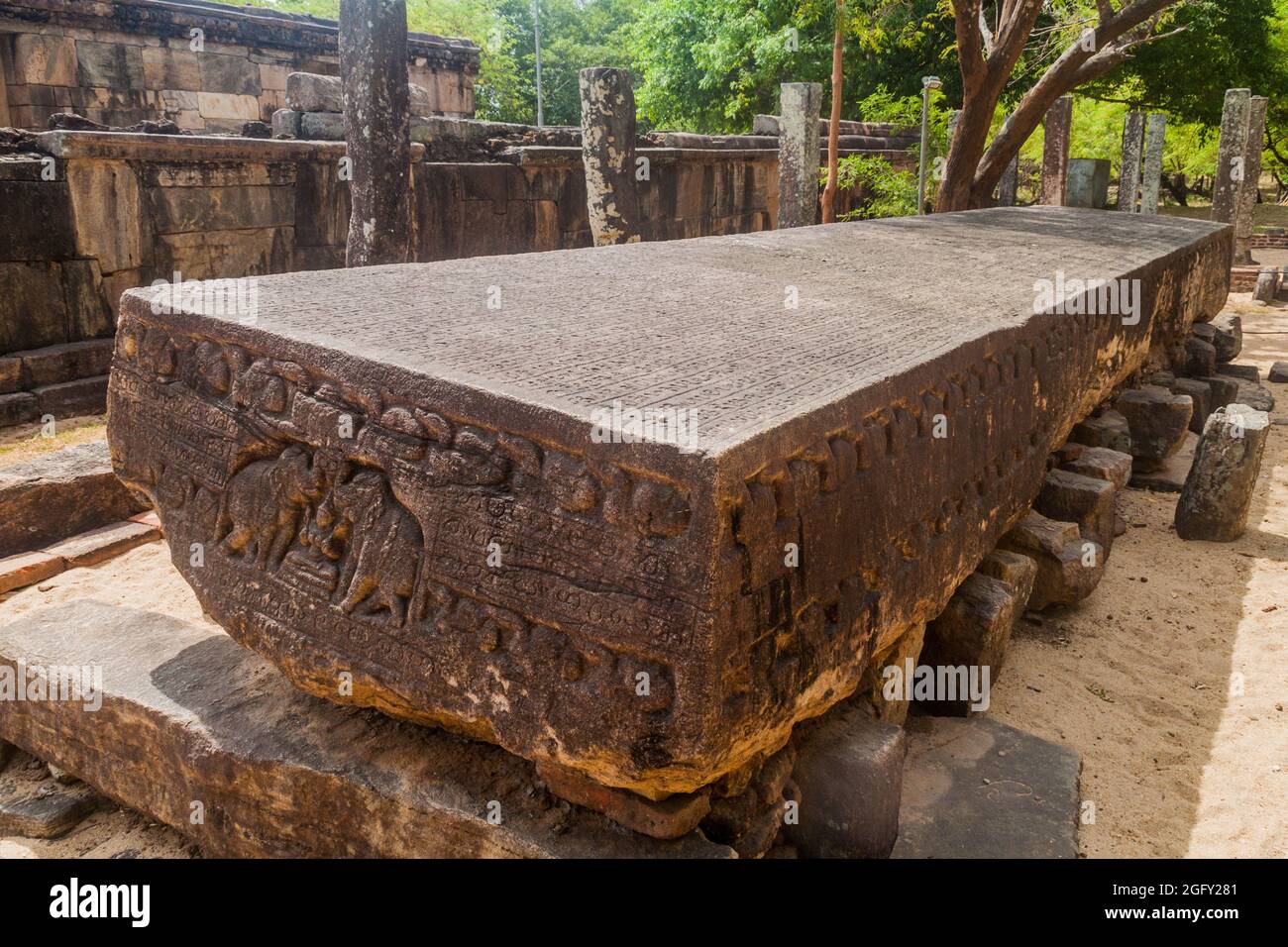 Gal Pota Stone Book presso l'antica città Polonnaruwa, Sri Lanka Foto Stock