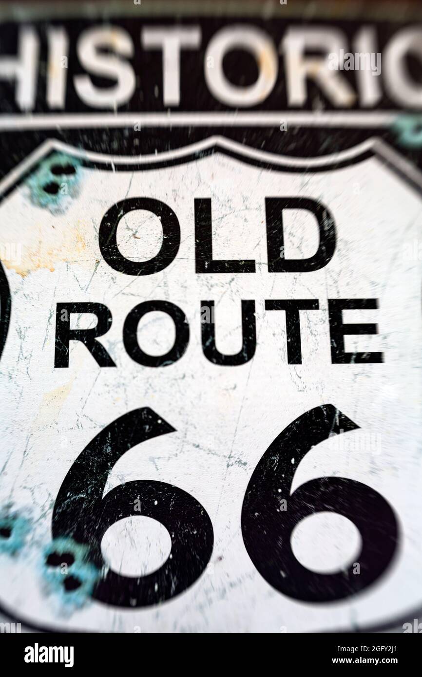 ID00877-00...IDAHO - una vecchia Route 66, ben utilizzata, segno nella finestra di un negozio turistico nella storica città mineraria di Idaho City, nessun collegamento a 66. Foto Stock