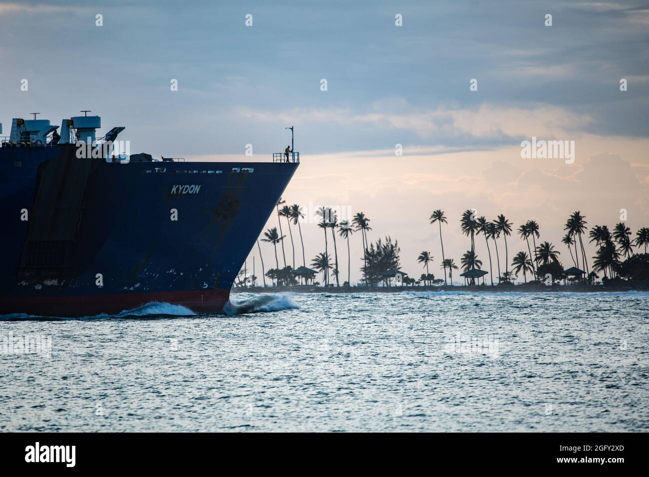 Una nave da crociera che attraversa l'acqua - Porto Rico Foto Stock