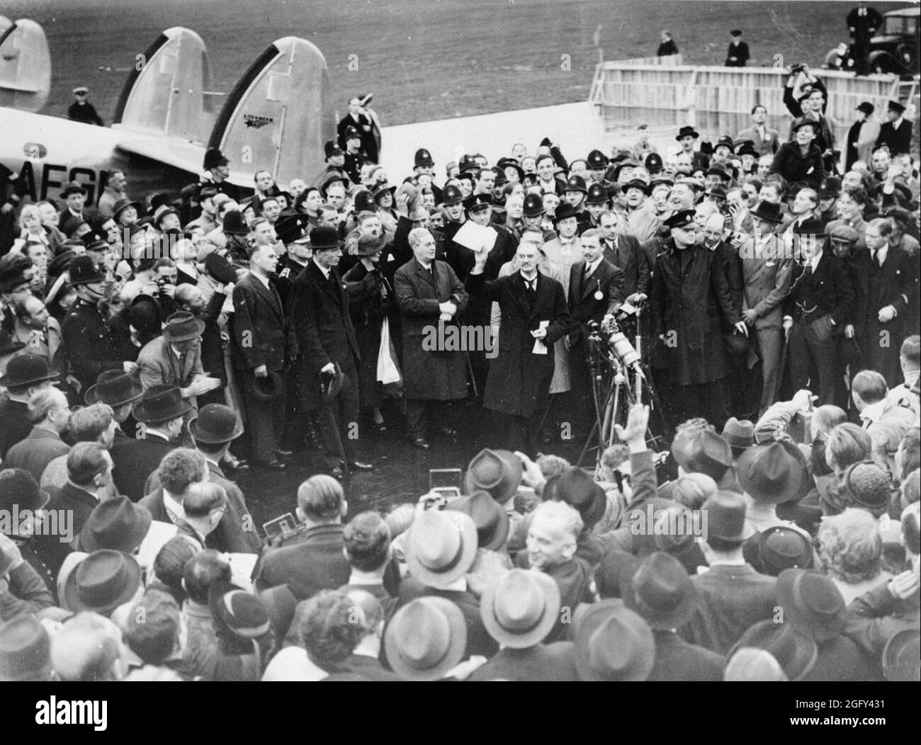 Il primo ministro britannico Sir Neville Chamberlain all'aeroporto di Heston ha vacillato l'accordo di Monaco e ha pronunciato il suo famoso discorso "Pace per il nostro tempo” il 30 settembre 1938 Foto Stock