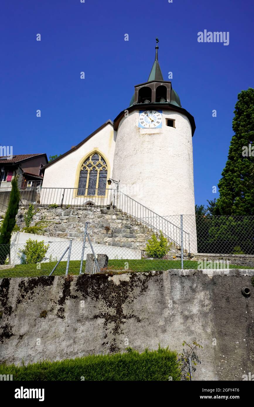 La chiesa di Montricher è una vecchia cappella del castello. Questo spiega lo spessore delle pareti di questo campanile e la presenza di scappatoie e orologio w Foto Stock