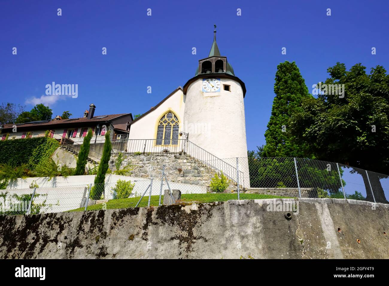 La chiesa di Montricher è una vecchia cappella del castello. Questo spiega lo spessore delle pareti di questo campanile e la presenza di scappatoie e orologio w Foto Stock