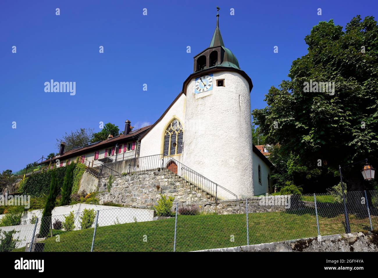 La chiesa di Montricher è una vecchia cappella del castello. Questo spiega lo spessore delle pareti di questo campanile e la presenza di scappatoie e orologio w Foto Stock