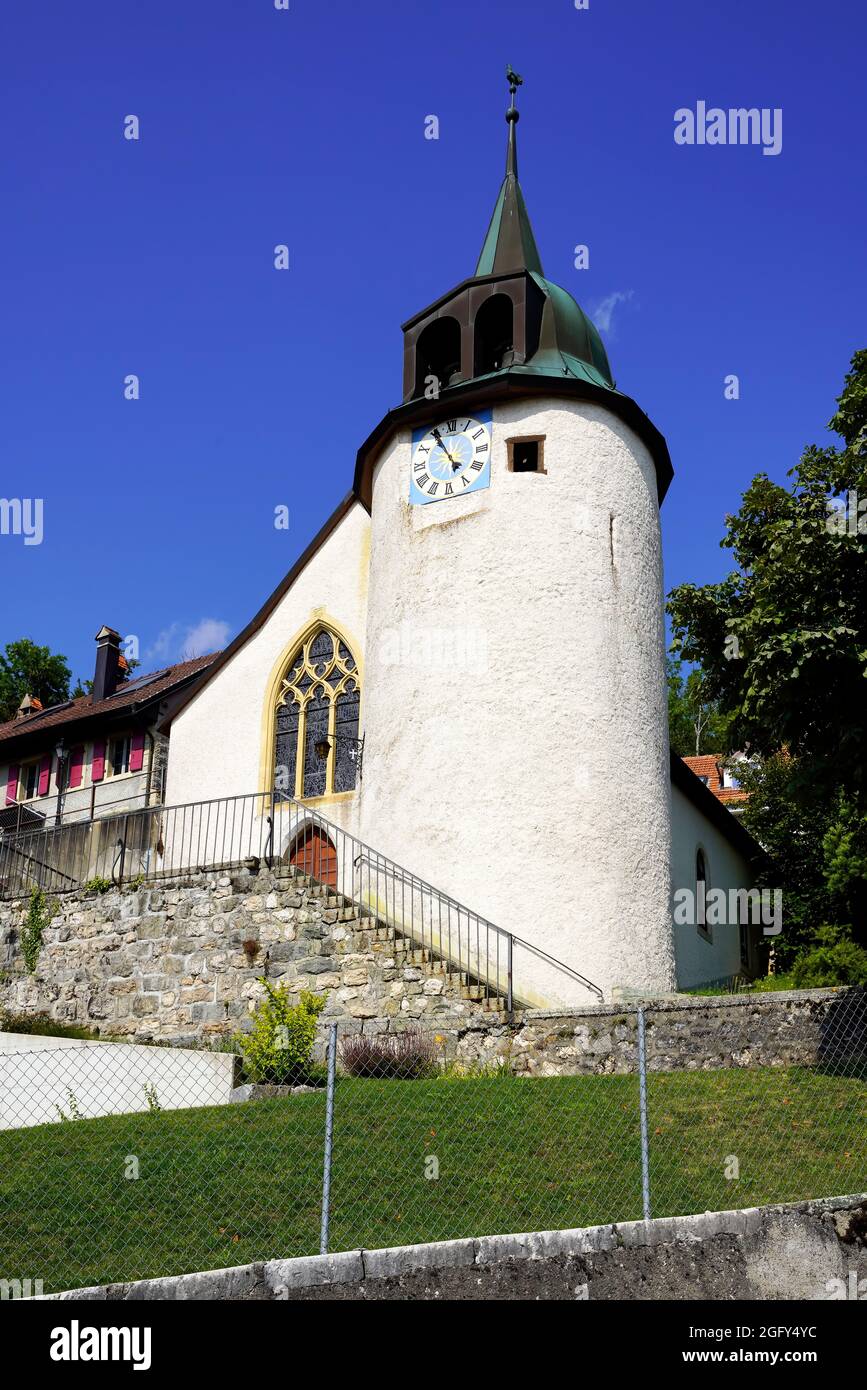 La chiesa di Montricher è una vecchia cappella del castello. Questo spiega lo spessore delle pareti di questo campanile e la presenza di scappatoie e orologio w Foto Stock
