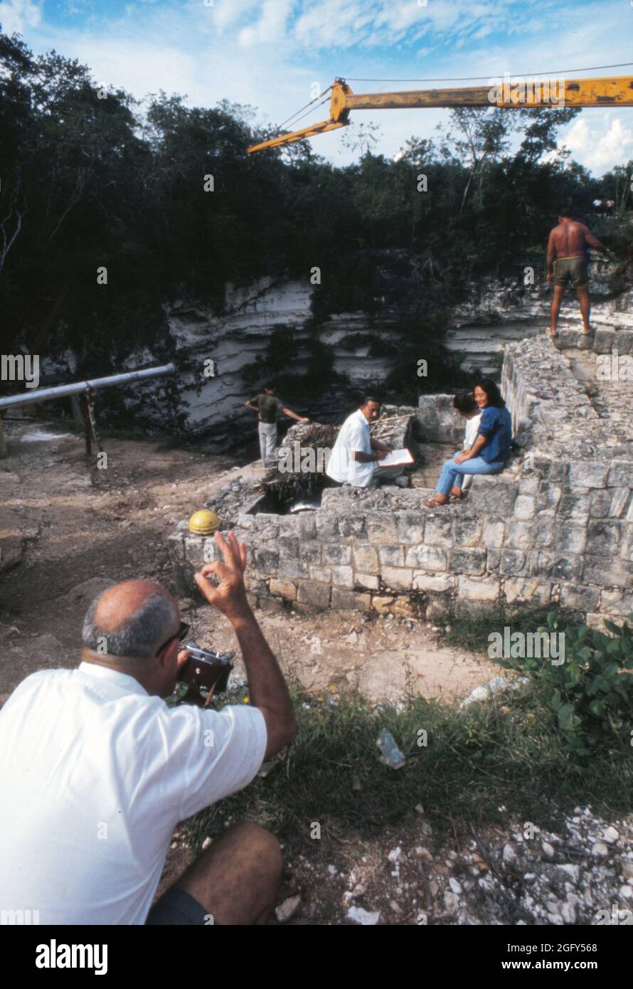 Román Piña Chán (centro dell'immagine) fotografato mentre si disegna alla sacra cenote di Chichen Itza, 1967 Foto Stock